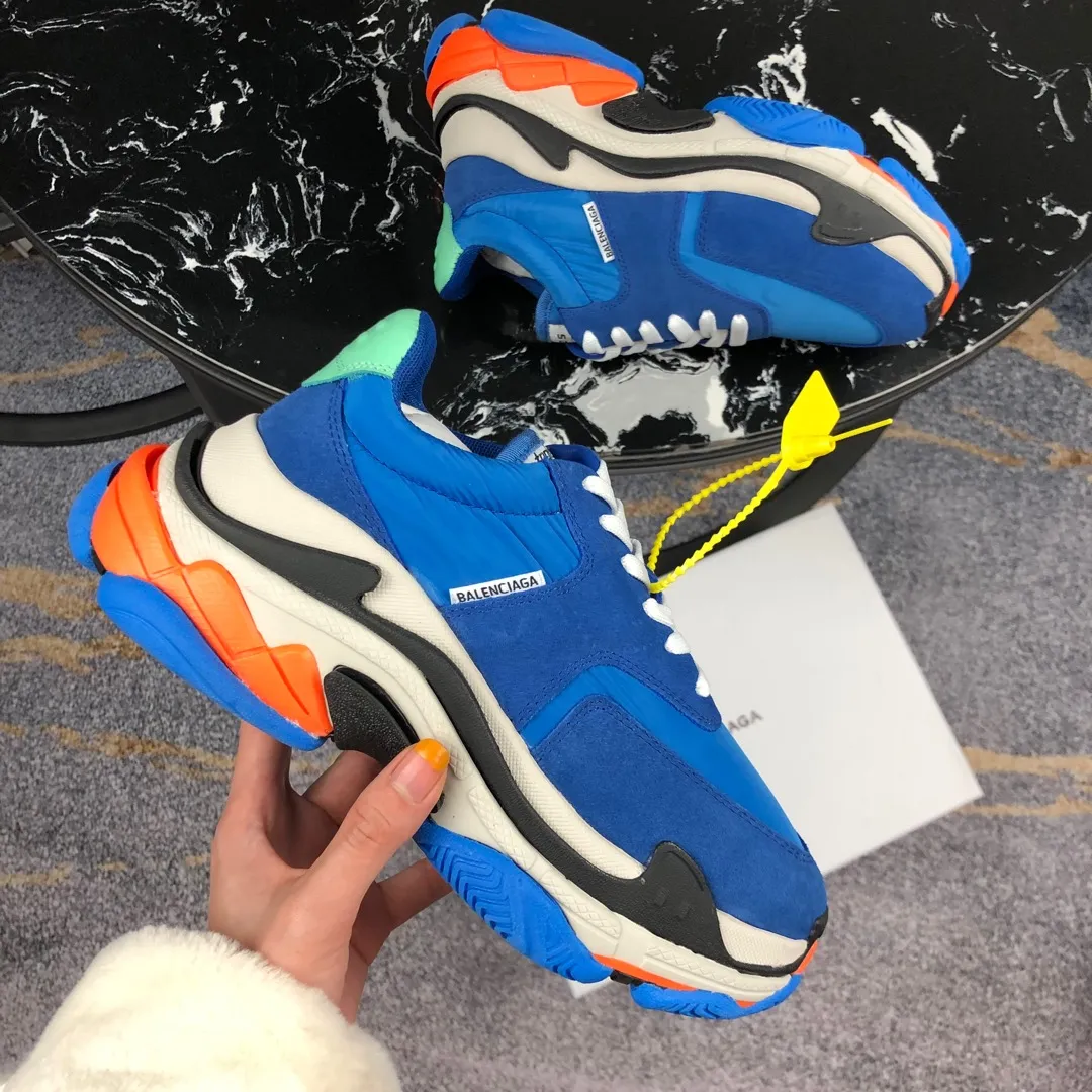 👟👟Ex-factory price 800👟👟 Balenciaga second generation 17 colors🖤 Balenciaga Triple-s Balenciaga-dad shoes. The world’s most popular retro jogging shoes 🔥. 🔺Retro distressed craftsmanship ~ original combination sole, heavy craftsmanship, not a low-end 2-layer combination sole! The upper is made of imported parachute cloth spliced ​​with nubuck matte, priced at 24 yuan per foot, which is different from the ordinary canvas on the market! The back is covered with cowhide high-frequency embossing! ⚠️When purchasing authentic products at the counter, I specifically asked the clerk about the materials. Size: 35-41 yards, men’s size 39-45, matching cloth bag, shoelaces, complete certificate of certification/men’s model will be notified later.